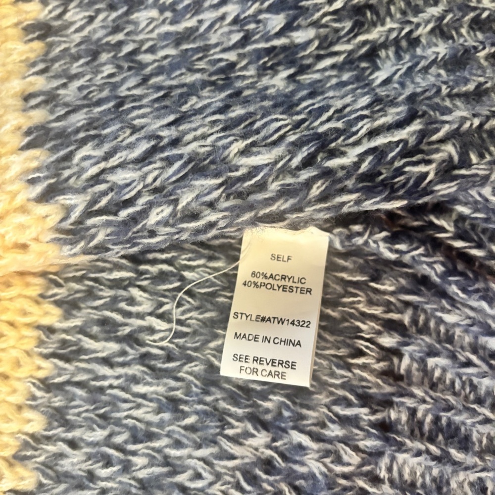 Women’s Andthewhy sweater size M/L - Picture 4 of 5